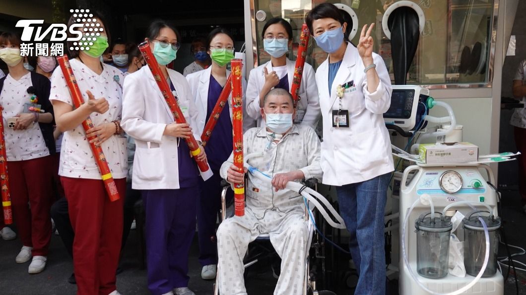 楊性病患在醫療團隊協助下坐在輪椅上參拜。(圖/宏仁醫院提供)