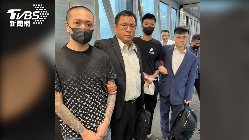 刑事警察局警方和馬來西亞警方合作,將「鯨魚」和小弟押解回台。(圖/TVBS)