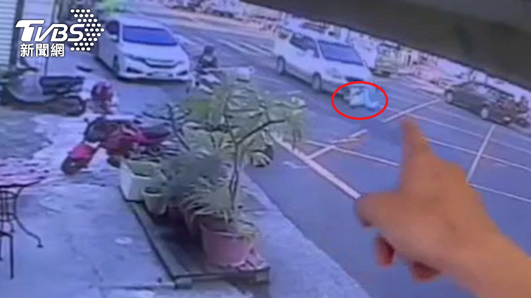 驚悚瞬間!國小童斑馬線奔跑 廂型車輾過傷重送醫