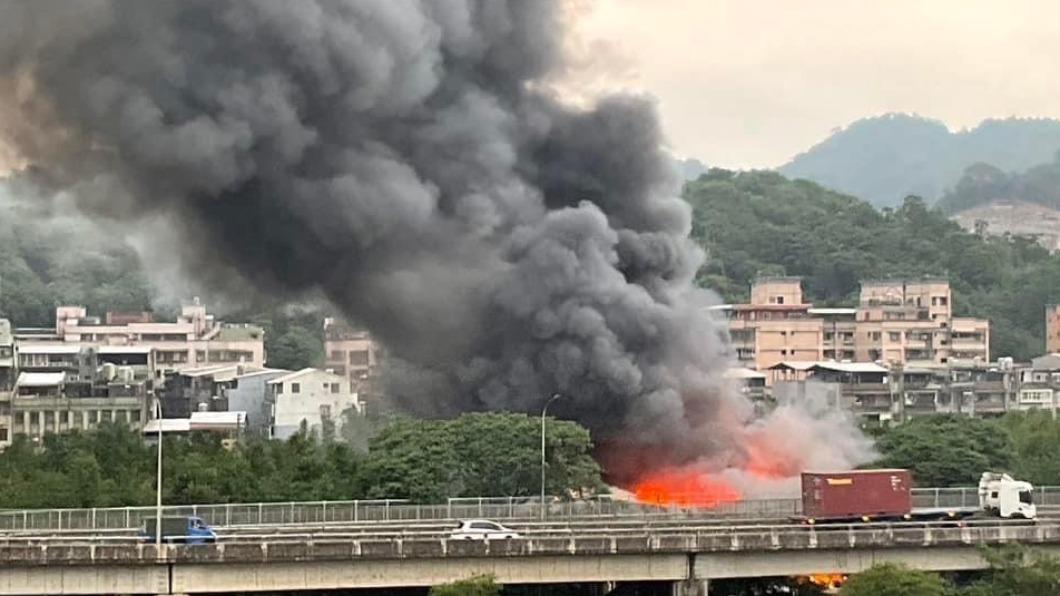 新北汐止百坪垃圾場起火延燒竹林 消防射水逾1小時撲滅