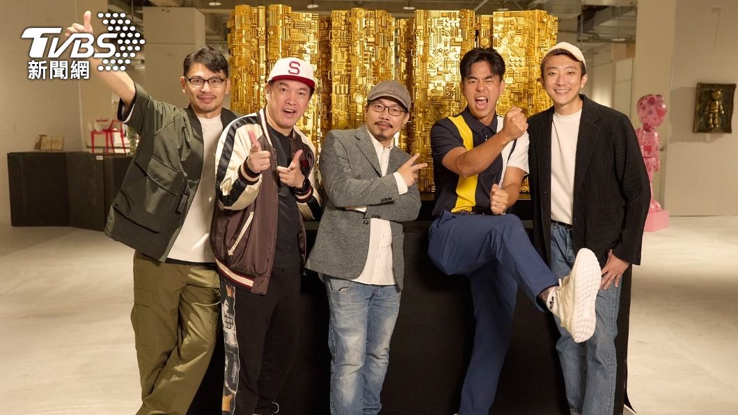 方文山(中)昨晚出席藝術特展VIP之夜,阿Ken(左起)、康康、柯有倫及懷秋也到了。(圖/大大小小工作室提供)