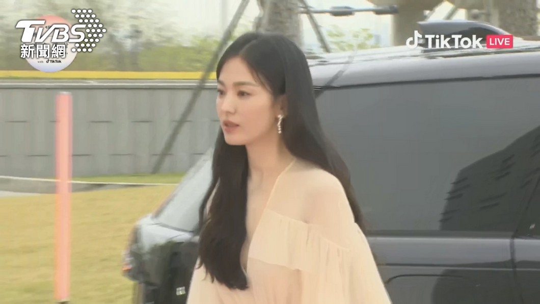 2023百想紅毯!朴恩斌、宋慧喬仙女禮服廝殺 「涎鎮」險摔跤