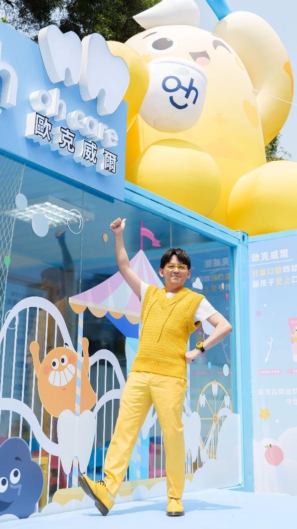 黃子佼穿一身黃、頂著大太陽,賣力地替品牌拍攝打卡照。(圖/歐克威爾提供)