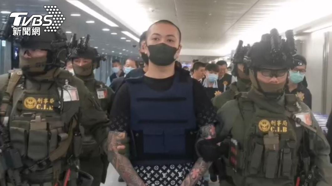 終於到案!新北槍擊案主嫌「鯨魚」大馬遣返 逾20警桃機押人