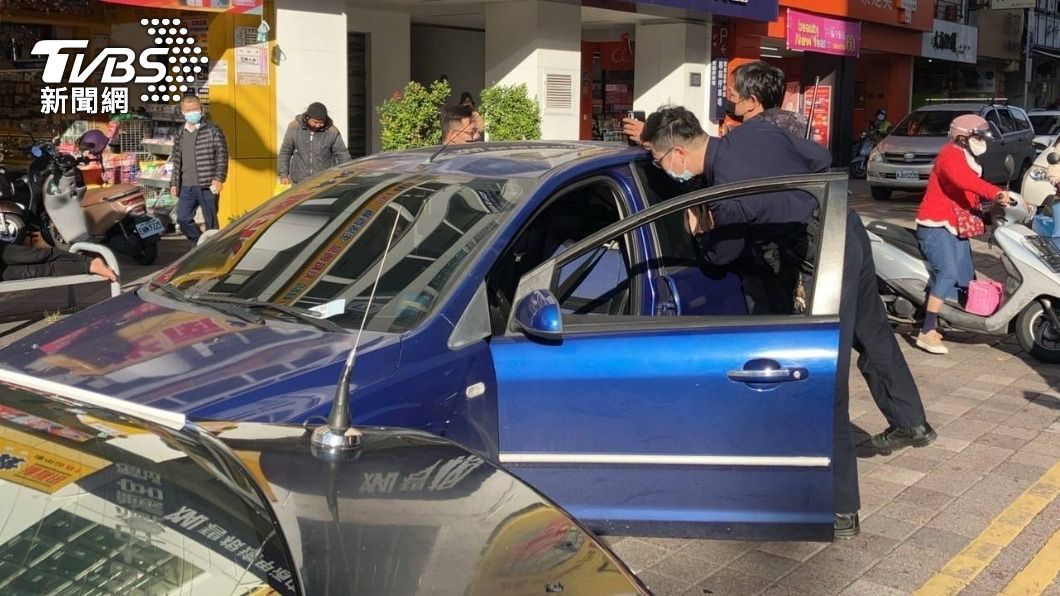 警方尾隨詐騙集團的車輛。(TVBS)