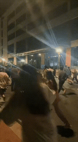 學生呷好逗相報,為了看激戰戲碼,竟跑起來到現場。(圖/翻攝自微博)