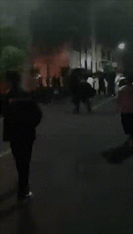 學生吃瓜熱情難擋,紛紛趕到現場。(圖/翻攝自微博)