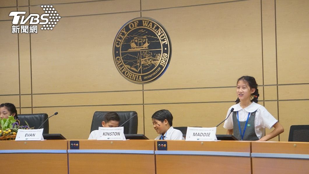 美國學童參加校外教學，坐上議員席位訓練膽識。（圖／中央社）
