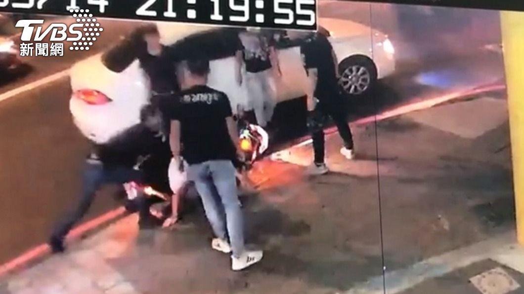 因行車糾紛誤認對方比中指，「鯨魚」和4名小弟爆打騎士。（圖／TVBS資料畫面）