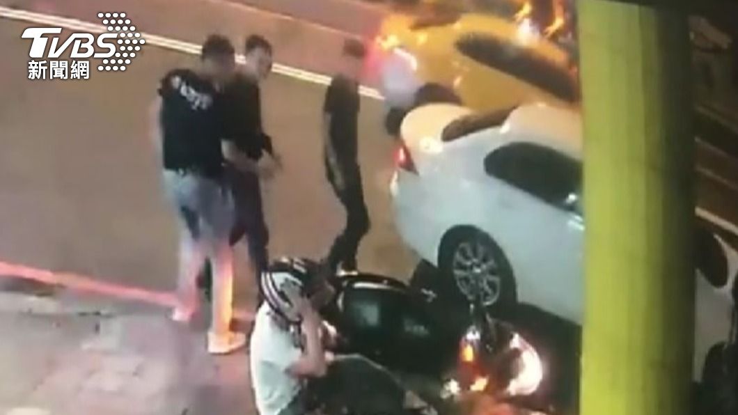 因行車糾紛誤認對方比中指，「鯨魚」和4名小弟爆打騎士。（圖／TVBS資料畫面）