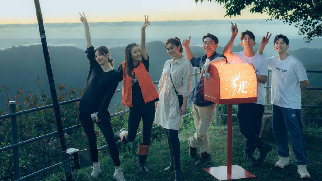 6人特地到高山露營區，俯瞰雲海。（圖／TVBS）
