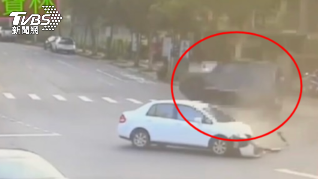 女駕駛轉彎未禮讓直行車,撞翻賓士越野車。(圖/TVBS)