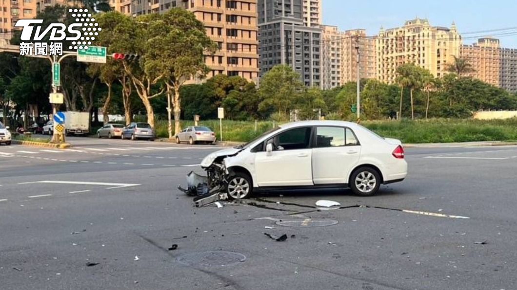 女駕駛的轎車也在撞擊後毀損。(圖/TVBS)