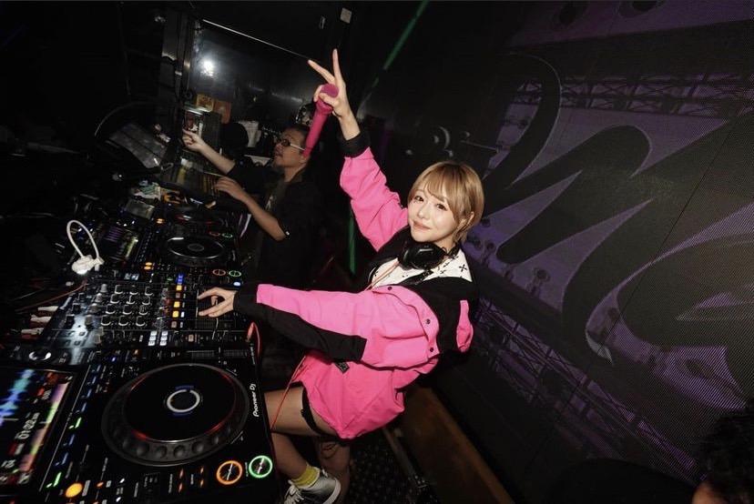浜崎真緒以「DJ MAO」的身分出席夜店音樂節活動。(圖/翻攝自IG)