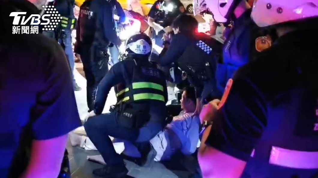 大批員警將男子團團包圍。(圖/TVBS)