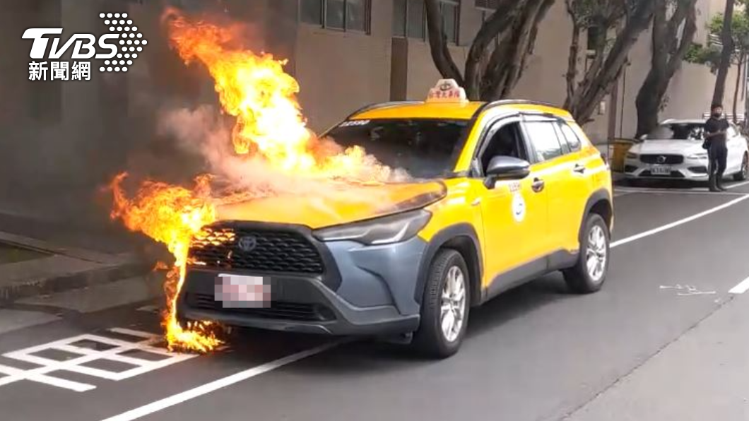 小黃火燒車。(圖/TVBS)