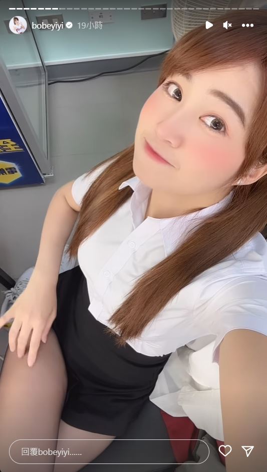 陳伊惹火黑絲襪長腿,短裙幾乎退到腿根。(圖/翻攝自陳伊IG)