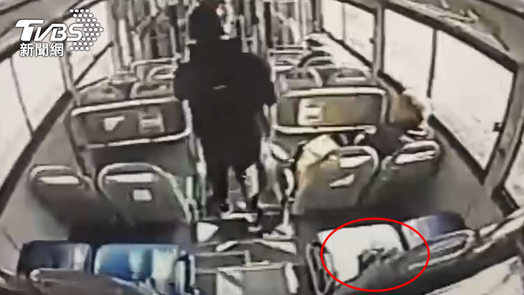 這遺失物有毒!客運司機拾獲小提包 打開竟是毒品套組