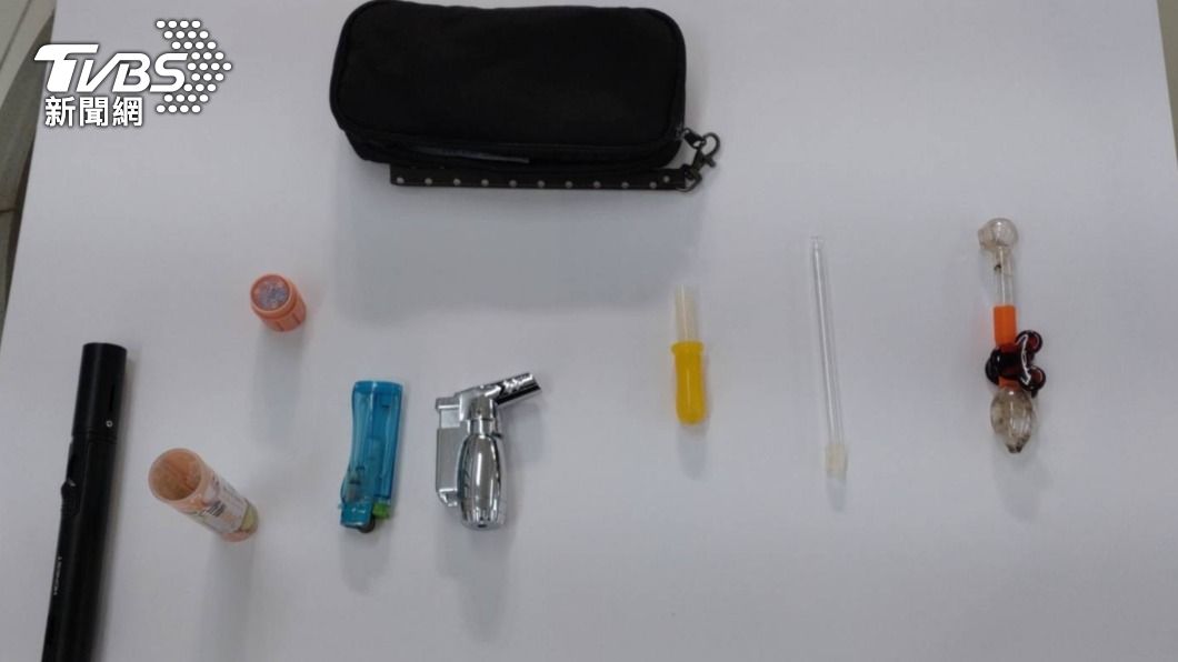 警方於小提包內查獲毒品吸食器和殘渣袋。（圖／TVBS）
