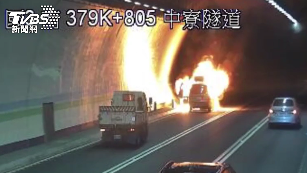 快訊／連假塞車哭哭！國3中寮隧道火燒車　管制封閉嚴重回堵