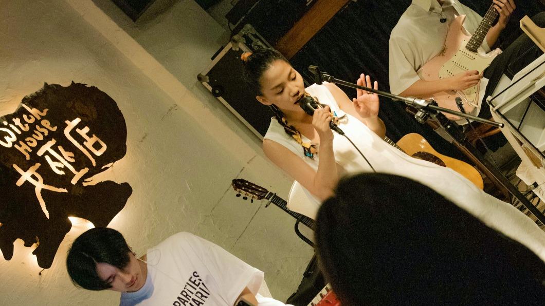 洪佩瑜被視為金曲黑馬,但她不願多想此事。(圖/何樂音樂提供)