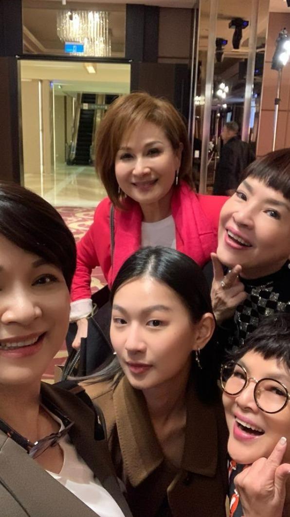 Hsiang（中）在爺爺的生日派對上，和楊貴媚（左起）、向娃、紀麗如、紀寶如等前輩合影。（圖／翻攝自Hsiang臉書）