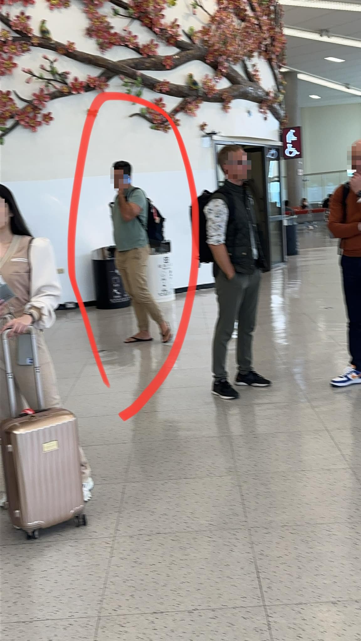 一名外國男子意圖約砲還強吻。（圖／翻攝自爆料公社） 