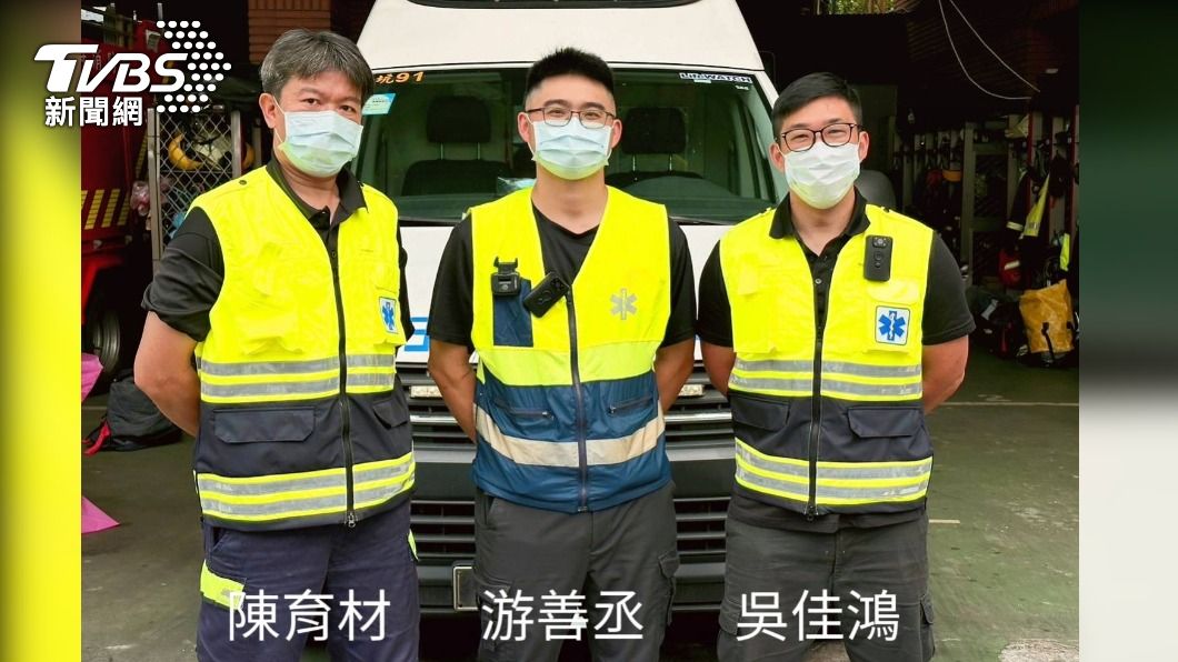 三名消防員協助救回老翁性命。(圖/TVBS)