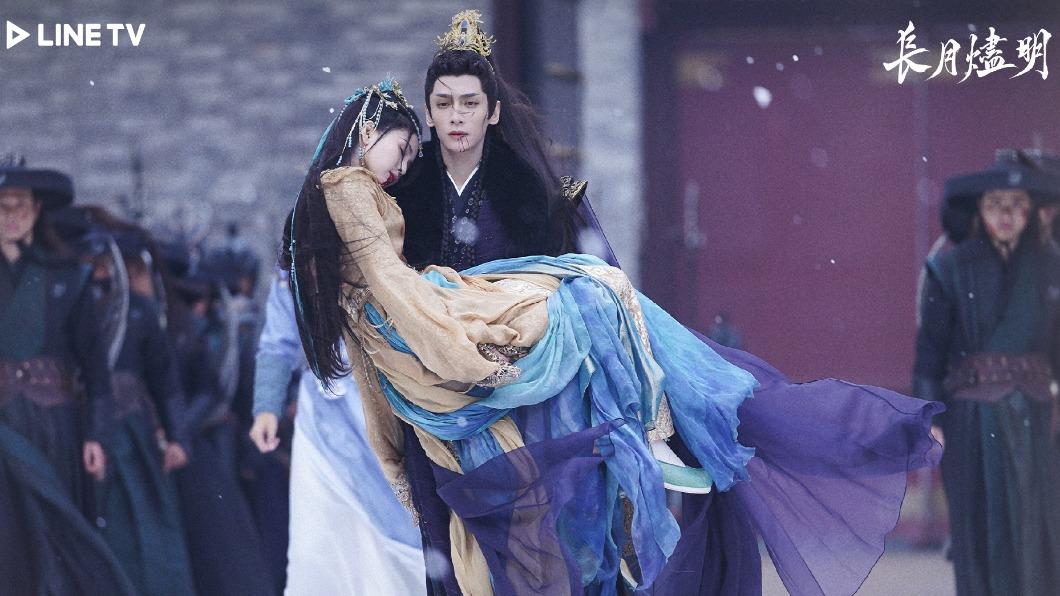 白鹿(左)犧牲自己的生命,就為阻止羅雲熙成為魔尊。(圖/LINE TV提供)