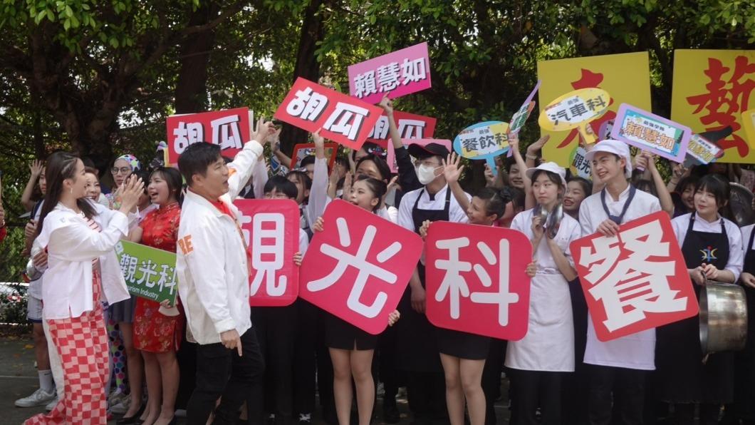 《最強綜藝秀》走入學校跟學生互動。(圖/民視提供)