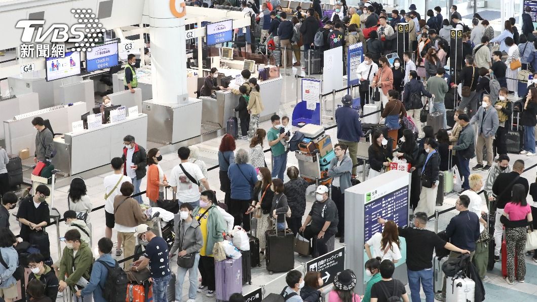 東京羽田機場國際線出境大廳一早就出現出國旅遊高峰。(圖/達志影像美聯社)