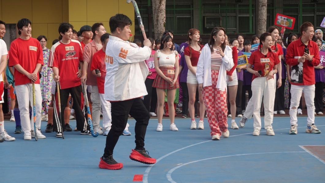 胡瓜示範玩遊戲。(圖/民視提供)