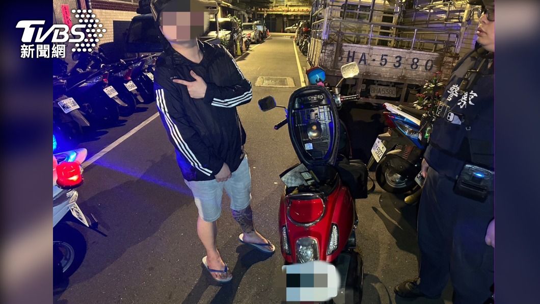 男子因機車大燈改裝而遭警方攔下盤查。(圖/TVBS)