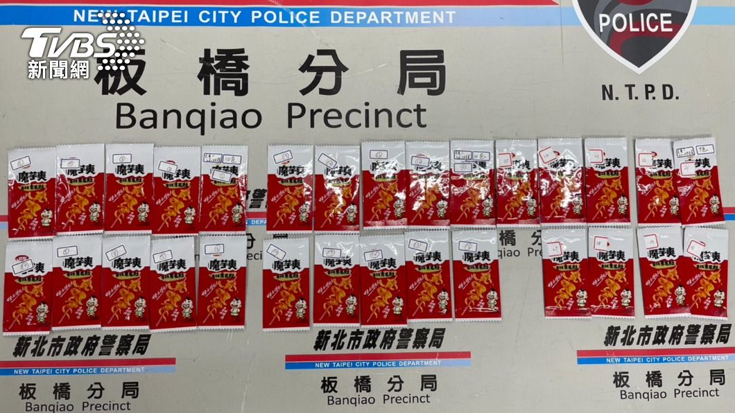 警方查扣偽裝成魔芋爽的毒咖啡包。(圖/TVBS)