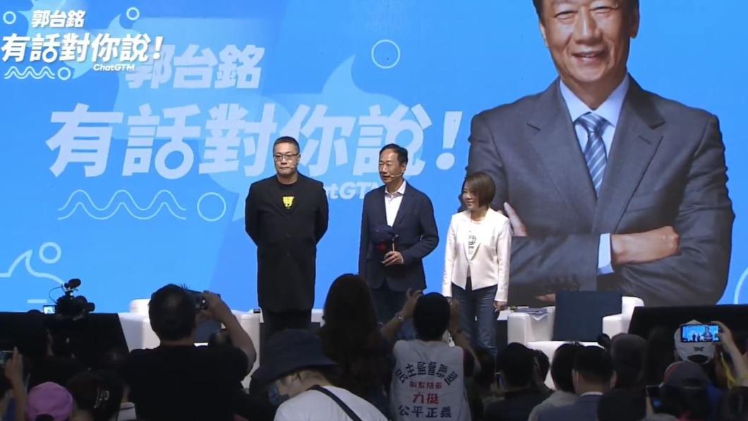 郭台銘今日與網紅「宅神」朱學恒及宣布參選中正萬華立委的于美人一起座談。(圖/翻攝自郭台銘臉書)