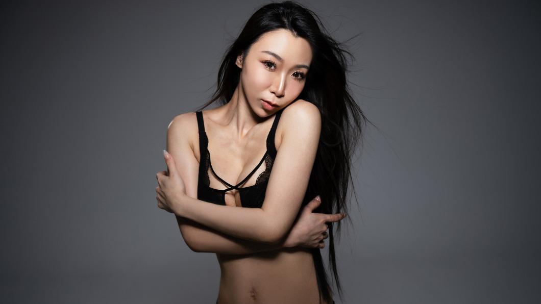 夏晴子力邀眾人「看片做公益」。(圖/ModelTV提供)