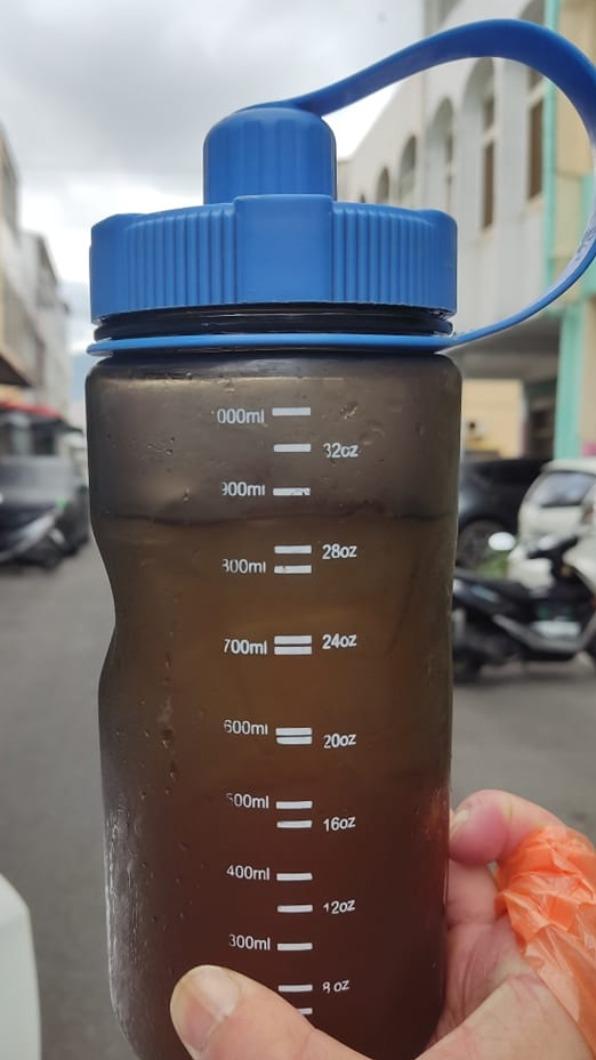 原PO點了一杯1000毫升的飲料,結果店家卻僅裝了8成左右。(圖/翻攝自「爆怨公社」臉書)