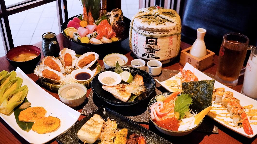 狗一下居酒食堂單點方案全桌消費滿千元,即享「鹽烤現流鮭魚下巴」乙份。(圖/業者提供)