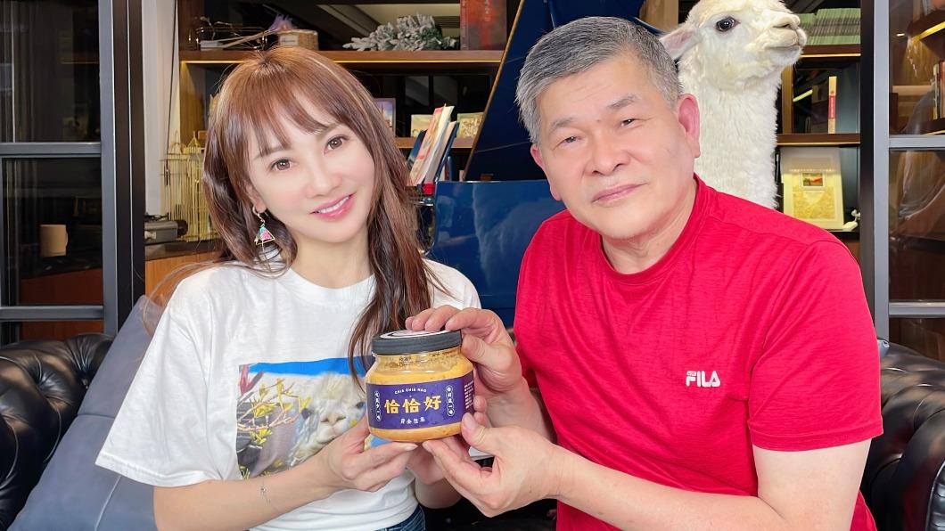 澎恰恰送上泡菜給王宥忻。(圖/固力狗提供)