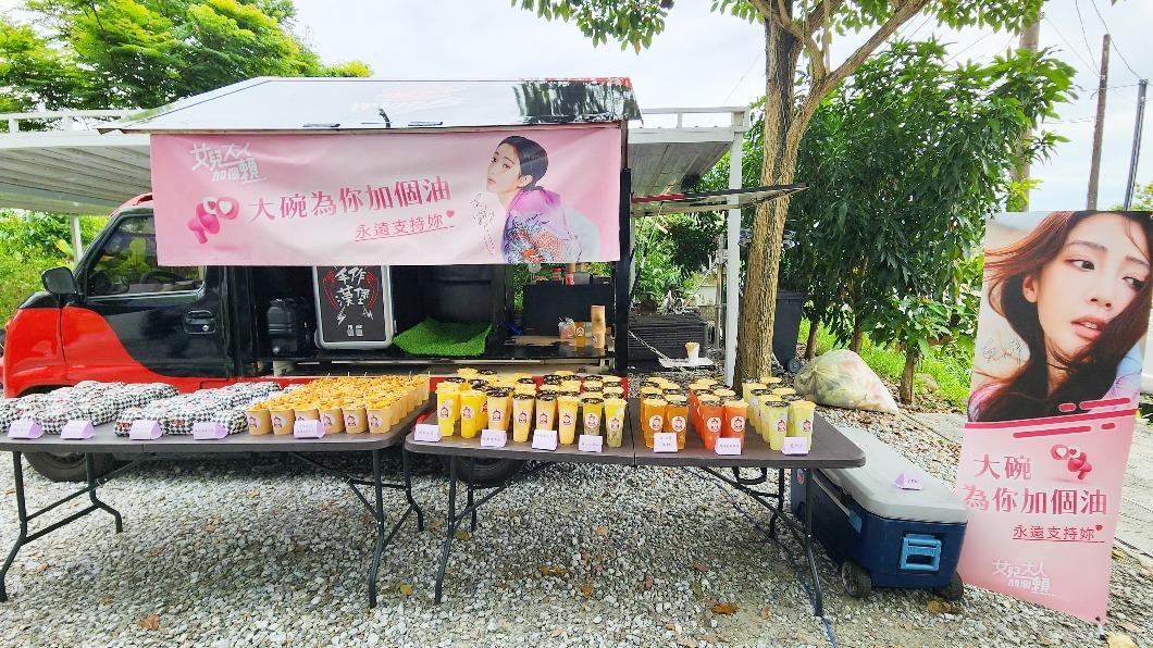 粉絲精心準備飲料、漢堡,犒賞演員、導演和劇組人員。(圖/衛視原創提供)