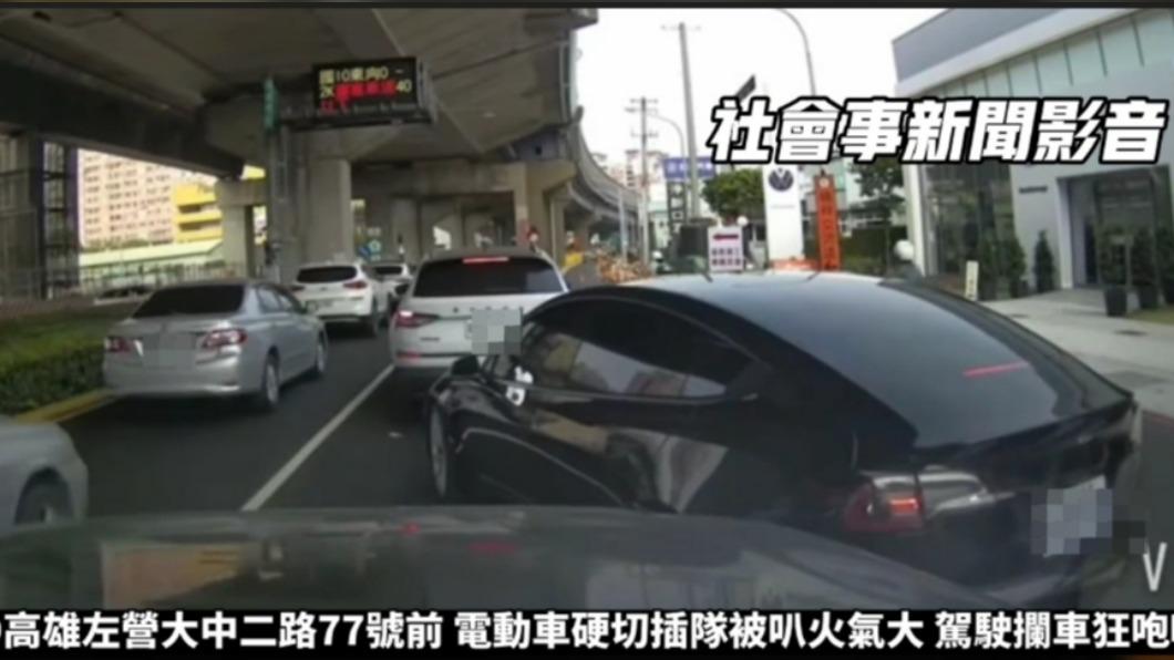 特斯拉硬切進車道。(圖/翻攝自社會事新聞影音)