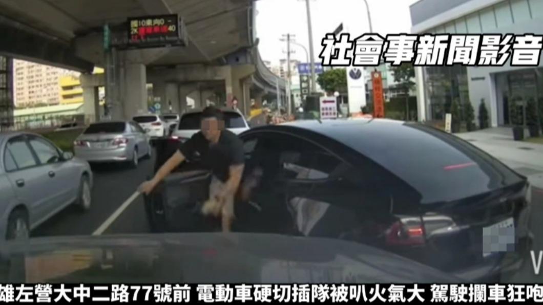 特斯拉男下車怒吼。(圖/翻攝自社會事新聞影音)