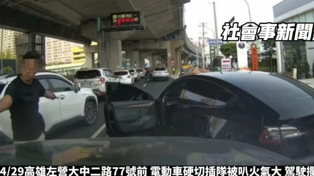 駕駛狂比手勢。(圖/翻攝自社會事新聞影音)