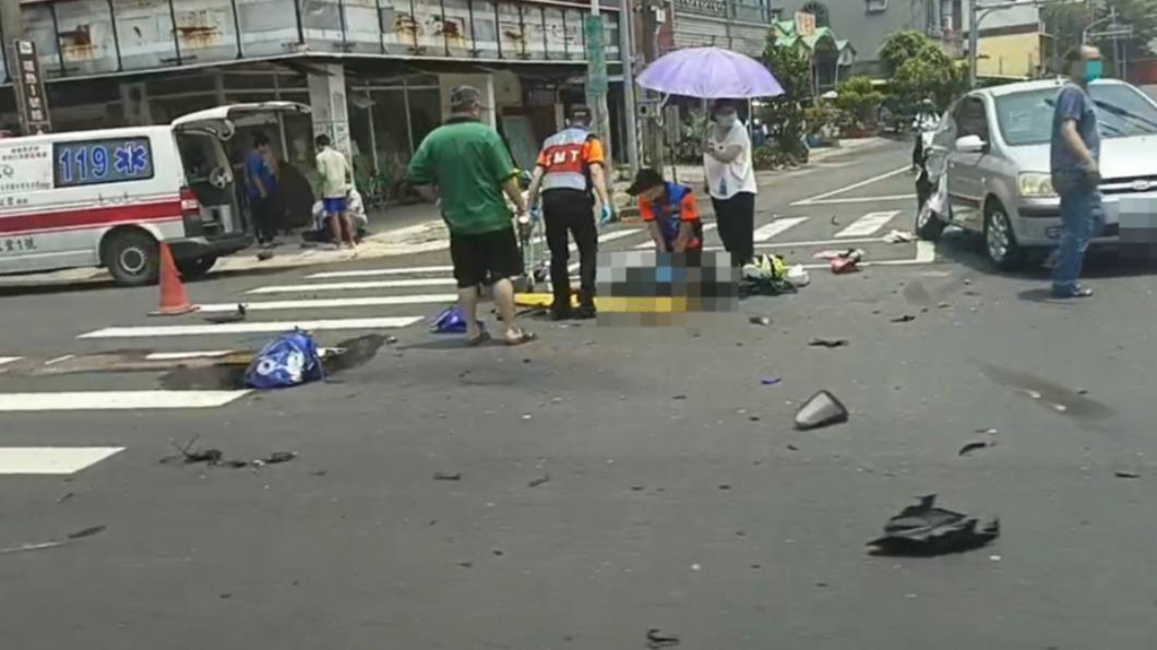 台南恐怖車禍!男騎士撞左轉轎車 重機解體、人噴飛命危