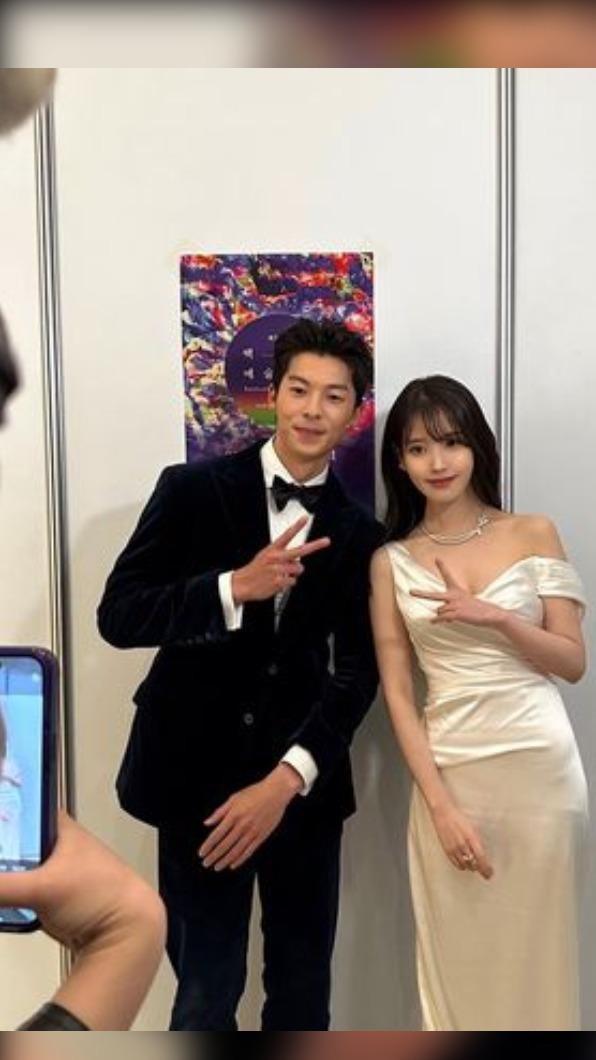 IU分享百想美照,唯一合照就是和許光漢。(圖/翻攝自IU IG)
