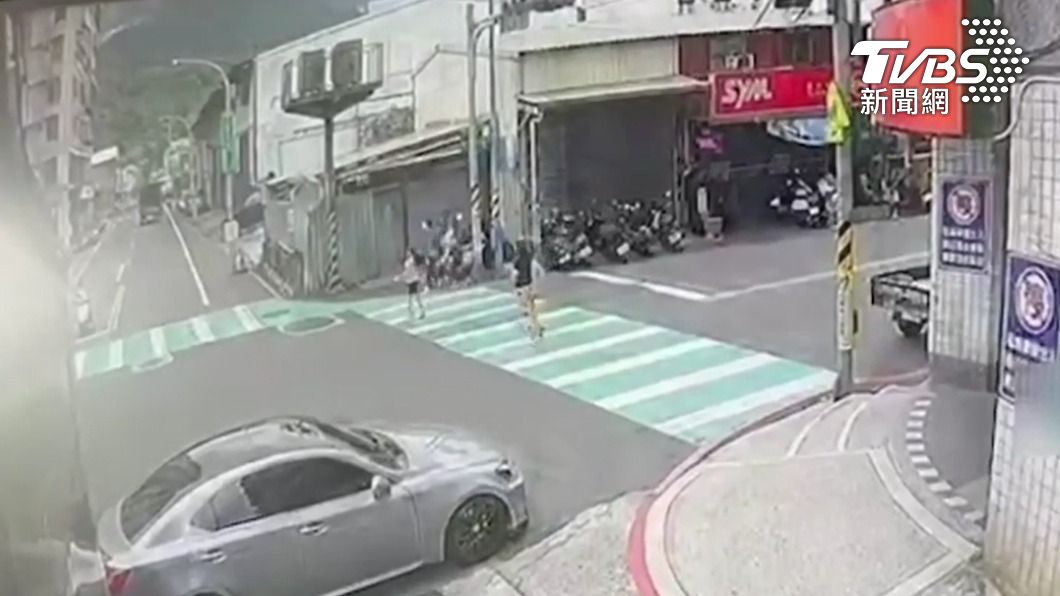 槍手搭乘銀色小轎車埋伏在王男住處外。（圖／TVBS）