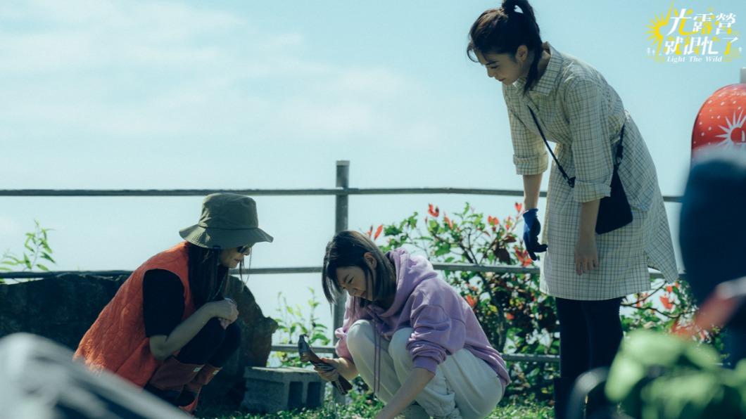 林心如(左起)、郭雪芙、任容萱一開始搭天幕就遇到困難。(圖/TVBS)