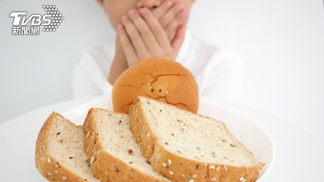 女兒吃剩麵包！爸幫嗑「四肢狂冒疹子」癢爆　醫示警：在試蠱
