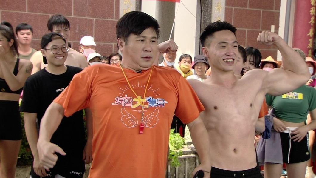 胡瓜學猛男比肌肉。（圖／民視提供）