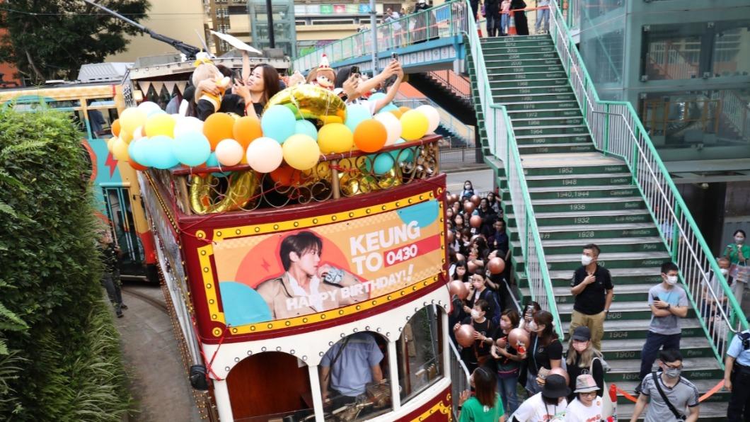幸運粉絲搭乘「姜叮叮」電車。(圖/香港01)